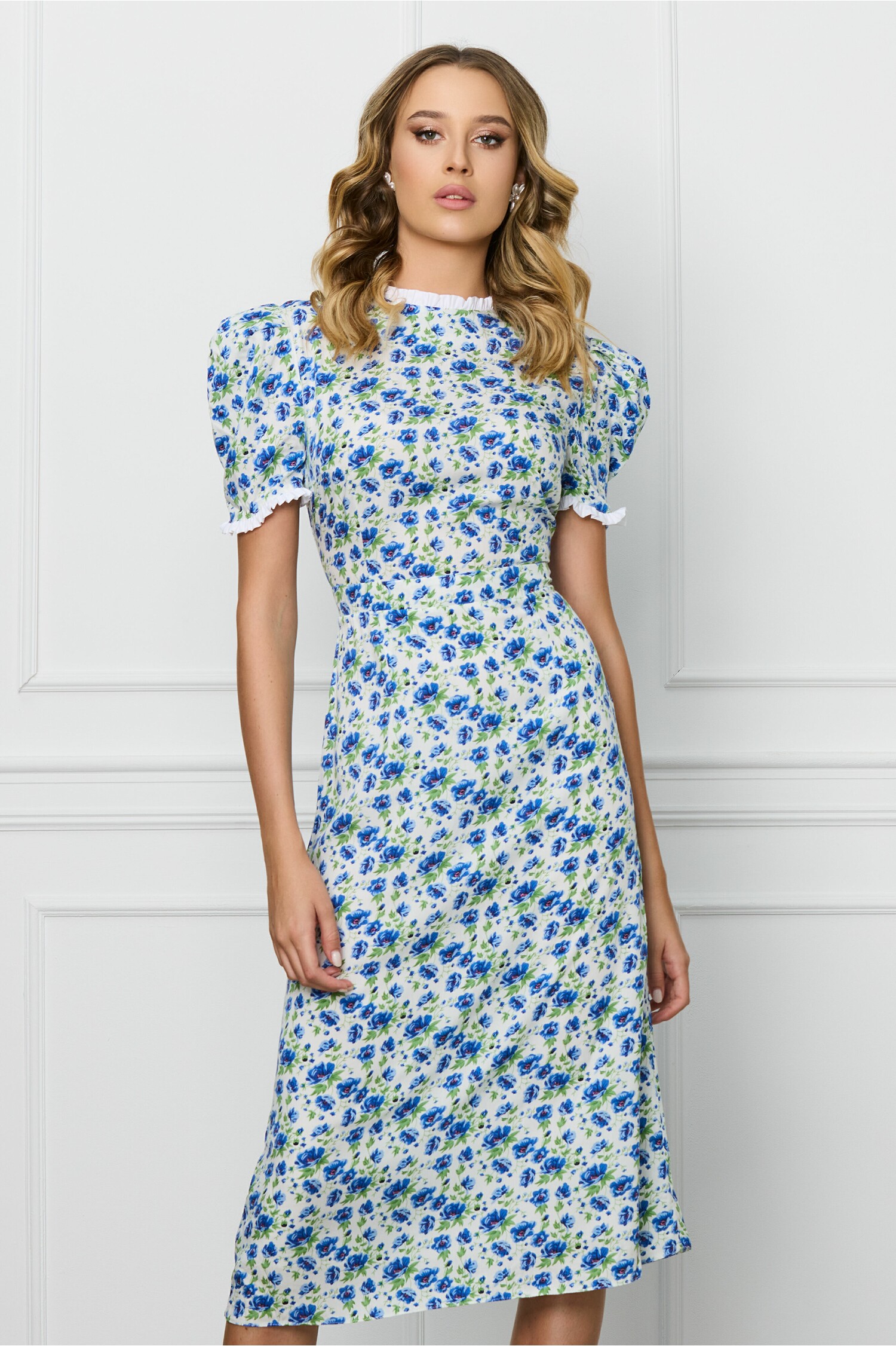 rochie-dy-fashion-alba-cu-imprimeuri-florale-albastre-si-volanase-la-maneci-si-decolteu-1307144-1059362-4
