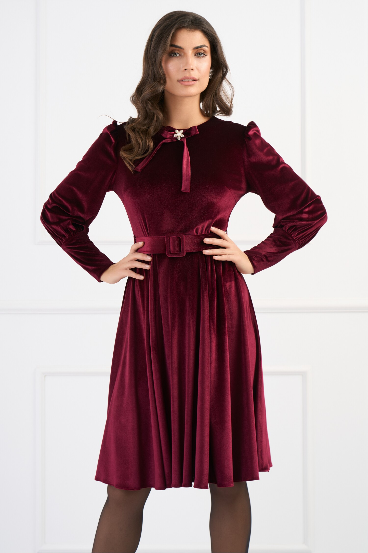 rochie-dy-fashion-eleganta-din-catifea-bordo-cu-funda-la-decolteu-si-curea-in-talie-1342451-1088012-4