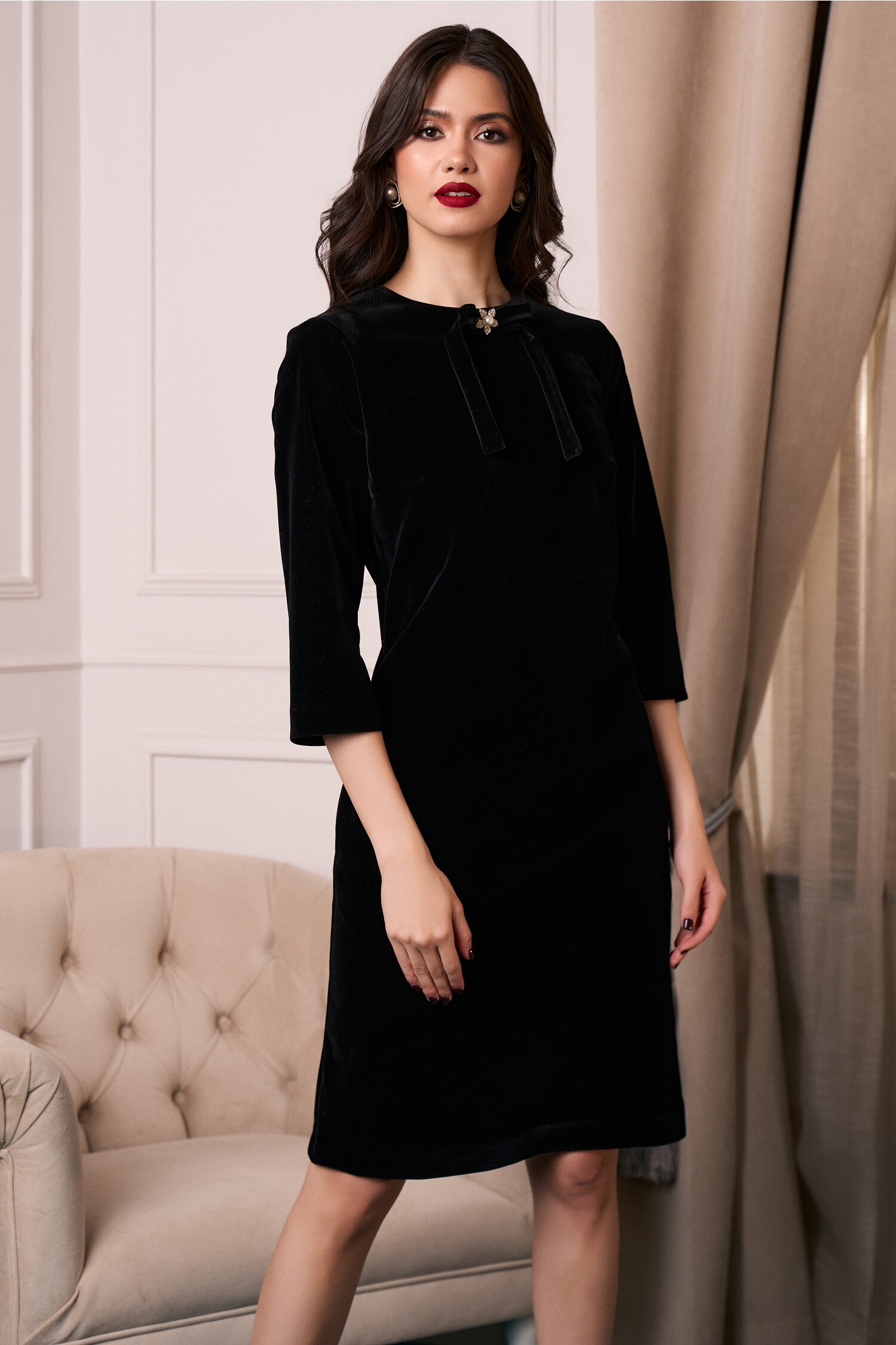 rochie-dy-fashion-eleganta-din-catifea-neagra-cu-funda-si-brosa-la-decolteu-1344209-1089035-4