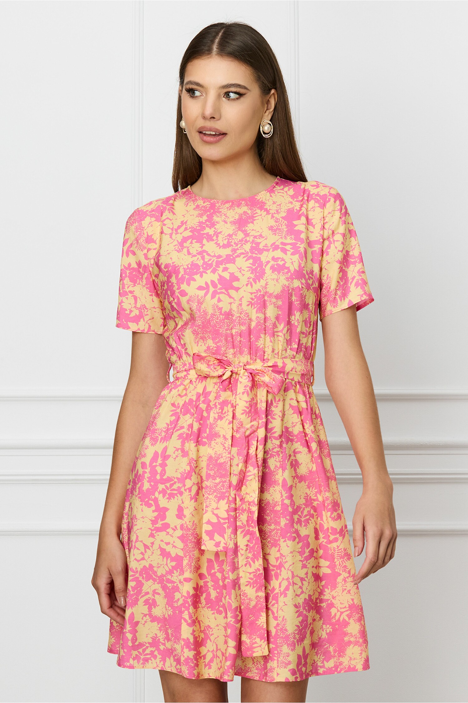 rochie-dy-fashion-roz-cu-imprimeu-galben-si-cordon-in-talie-1301738-1053935-4