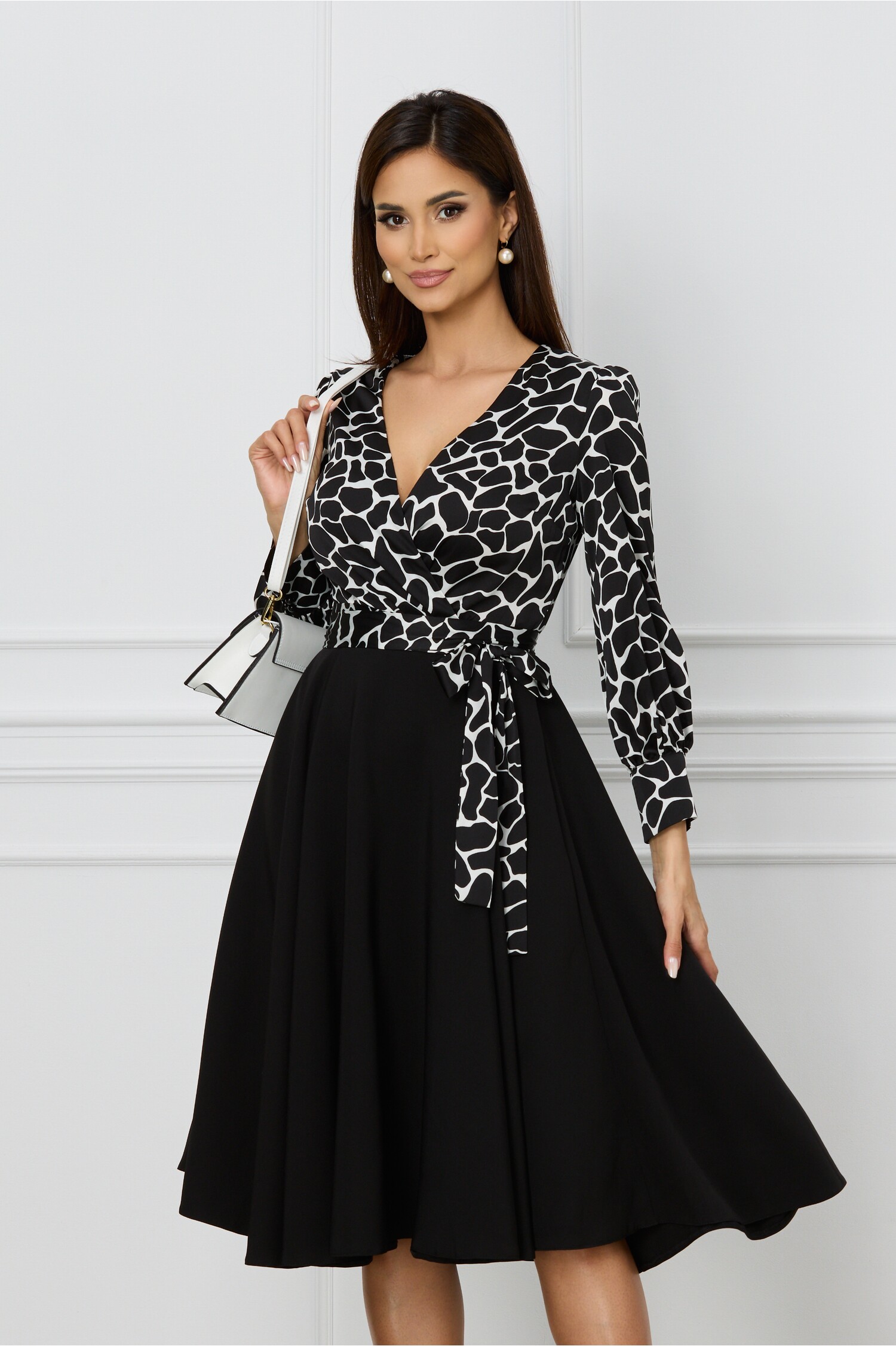 rochie-mbg-neagra-cu-imprimeu-alb-la-bust-1281890-1038473-4