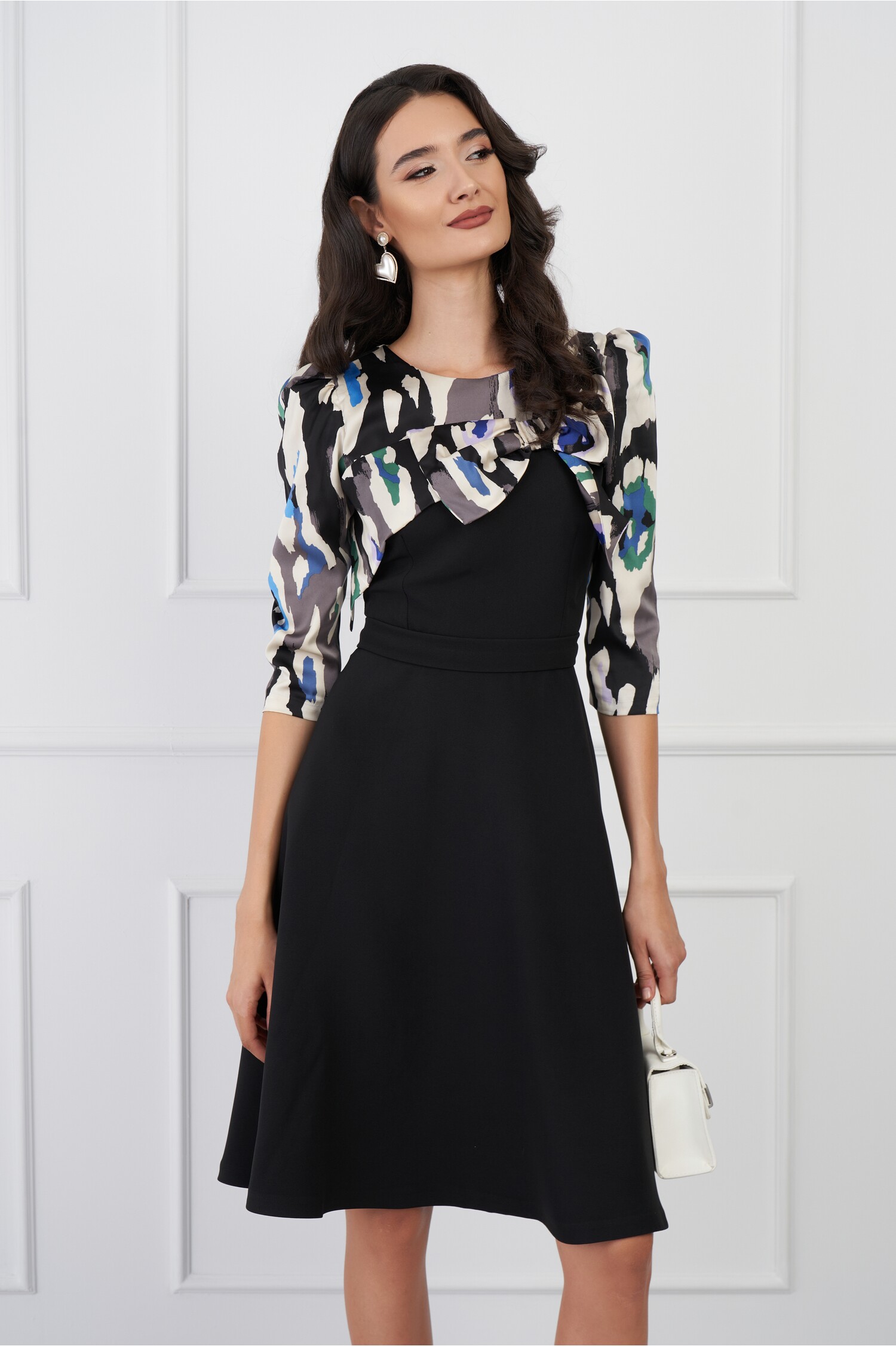 rochie-mbg-neagra-cu-imprimeu-albastru-pe-bust-si-maneci-1274599-1066610-4