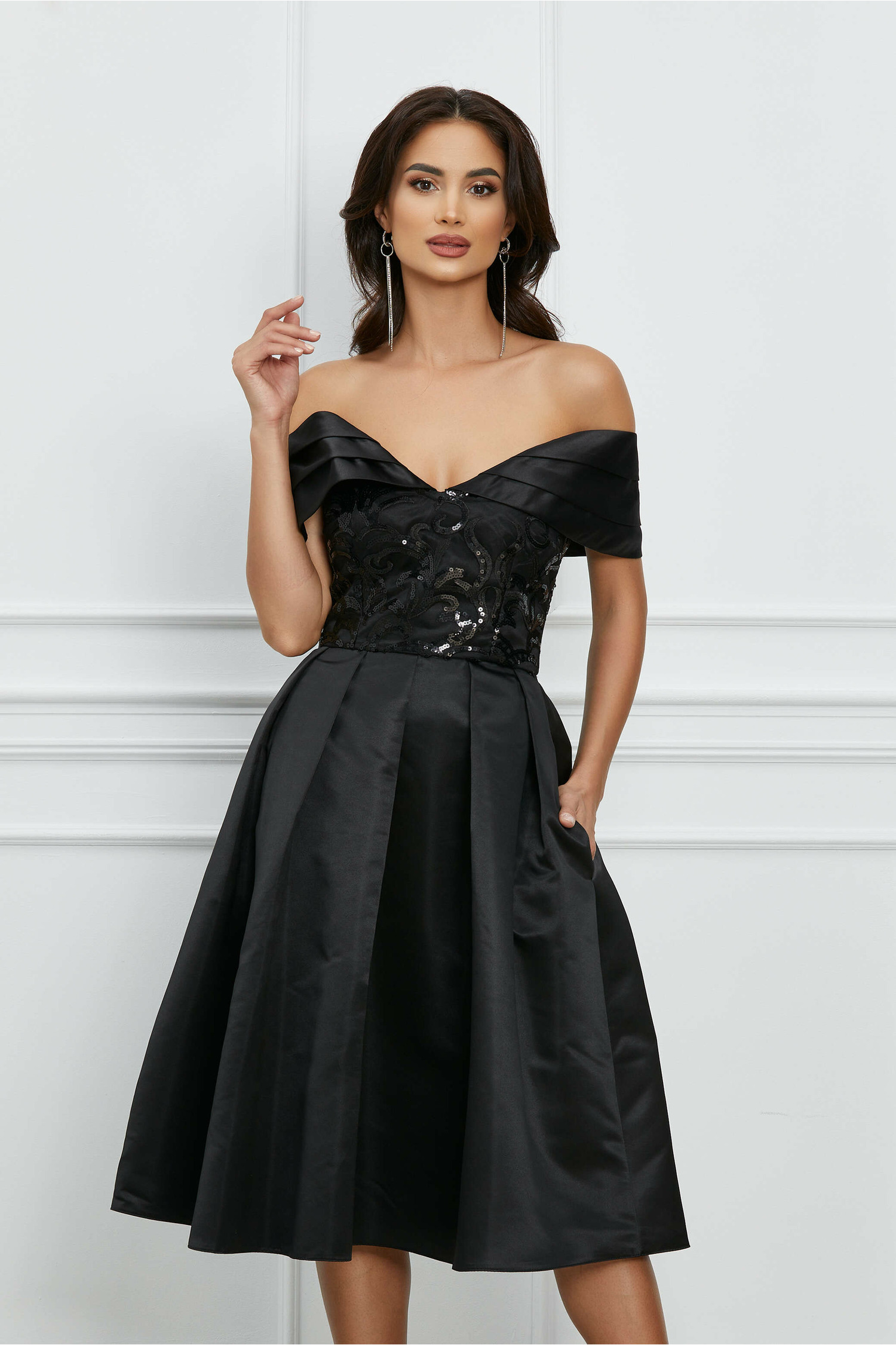 rochie-mbg-neagra-cu-umeri-goi-si-paiete-pe-bust-1182095-954872-4