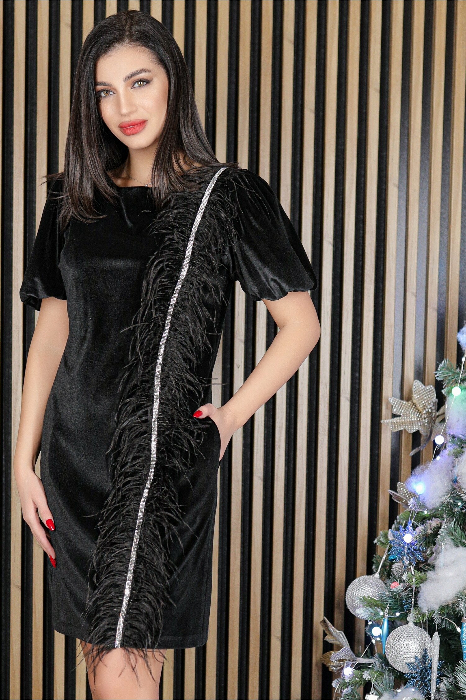 rochie-mbg-neagra-din-catifea-cu-pene-1255168-1016683-4
