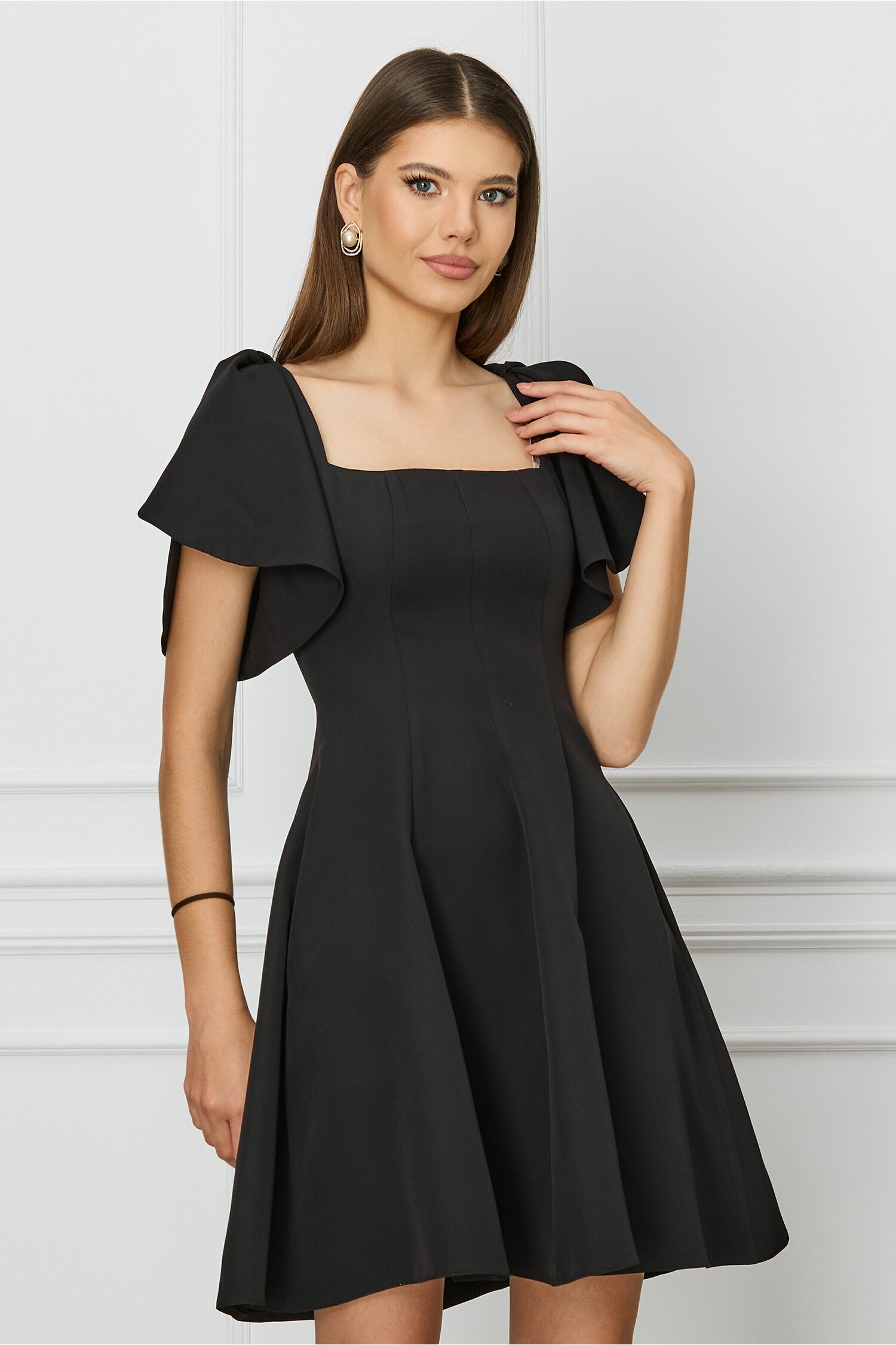 rochie-mbg-neagra-scurta-cu-volane-la-maneci-1301987-1054343-4