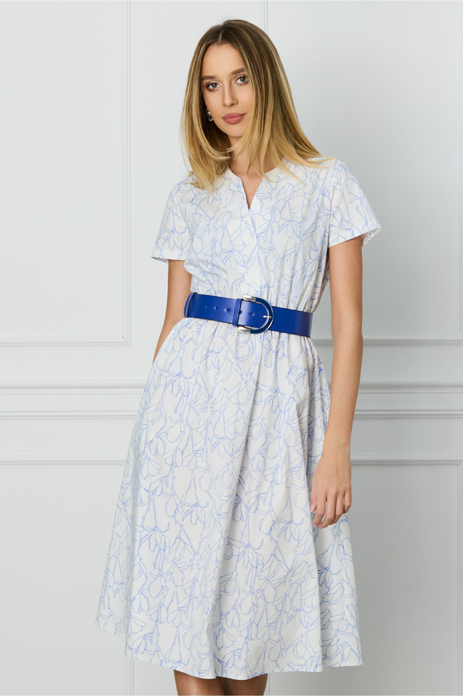 rochie-mira-alba-cu-imprimeu-albastru-si-curea-in-talie-1311401-1063007-4