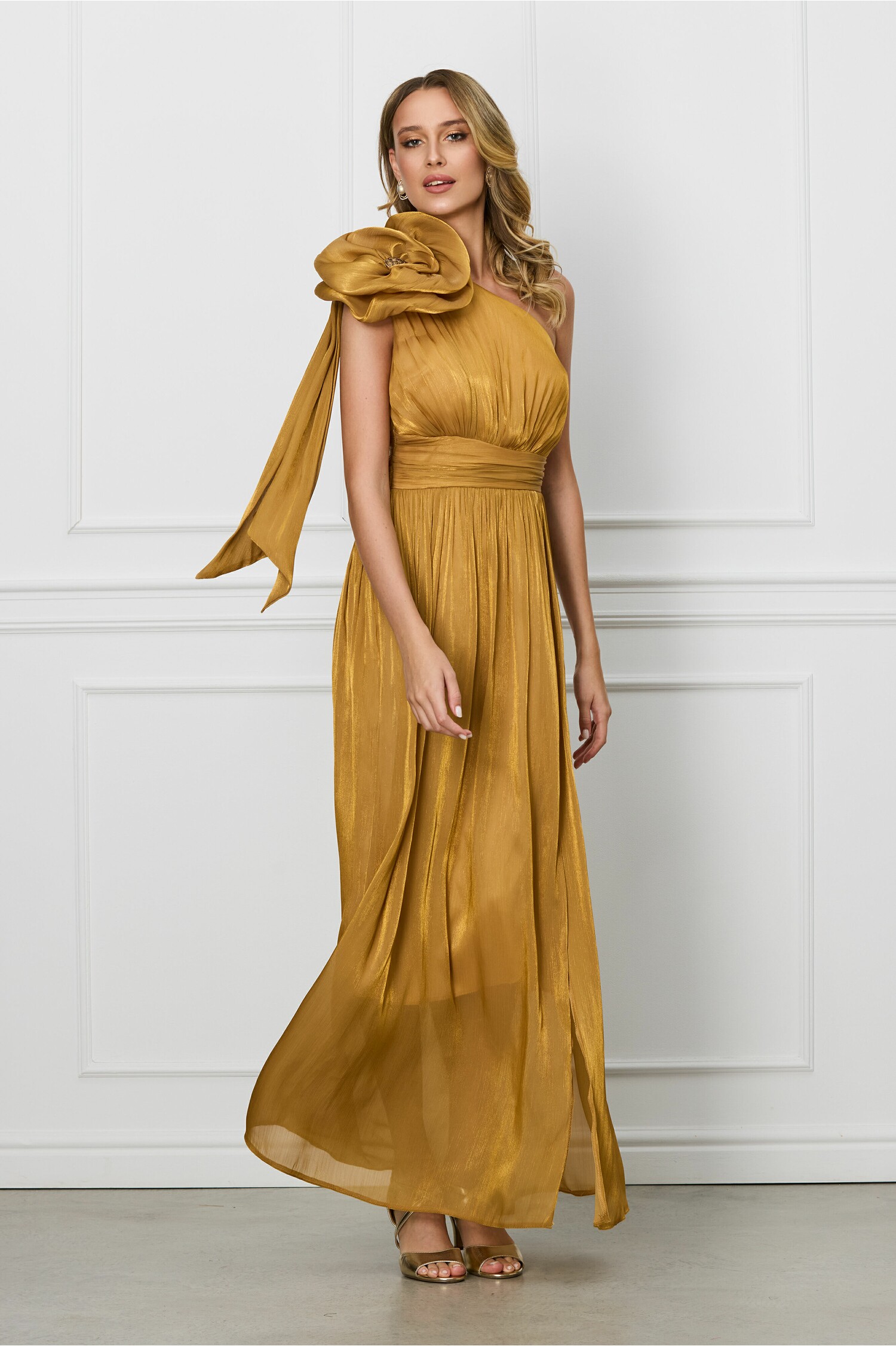 rochie-moze-galben-mustar-lunga-cu-floare-maxi-pe-un-umar-1300793-1055747-4
