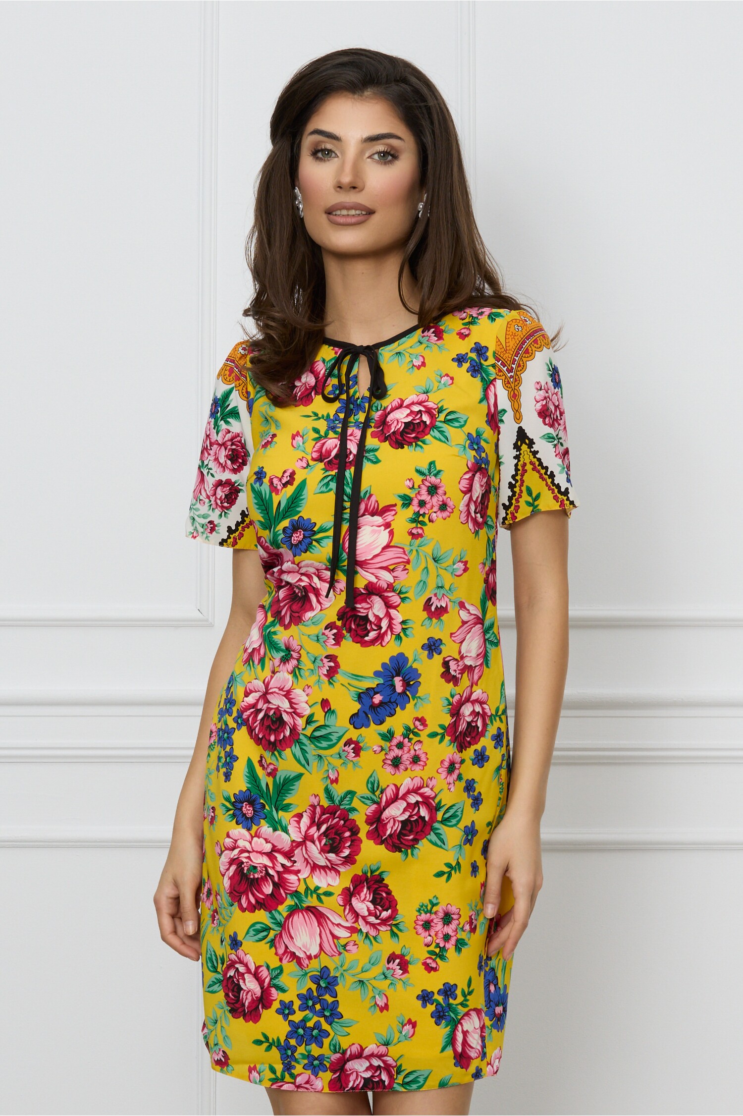 rochie-moze-galbena-cu-imprimeu-floral-multicolor-si-snur-la-baza-gatului-1202015-1037450-4