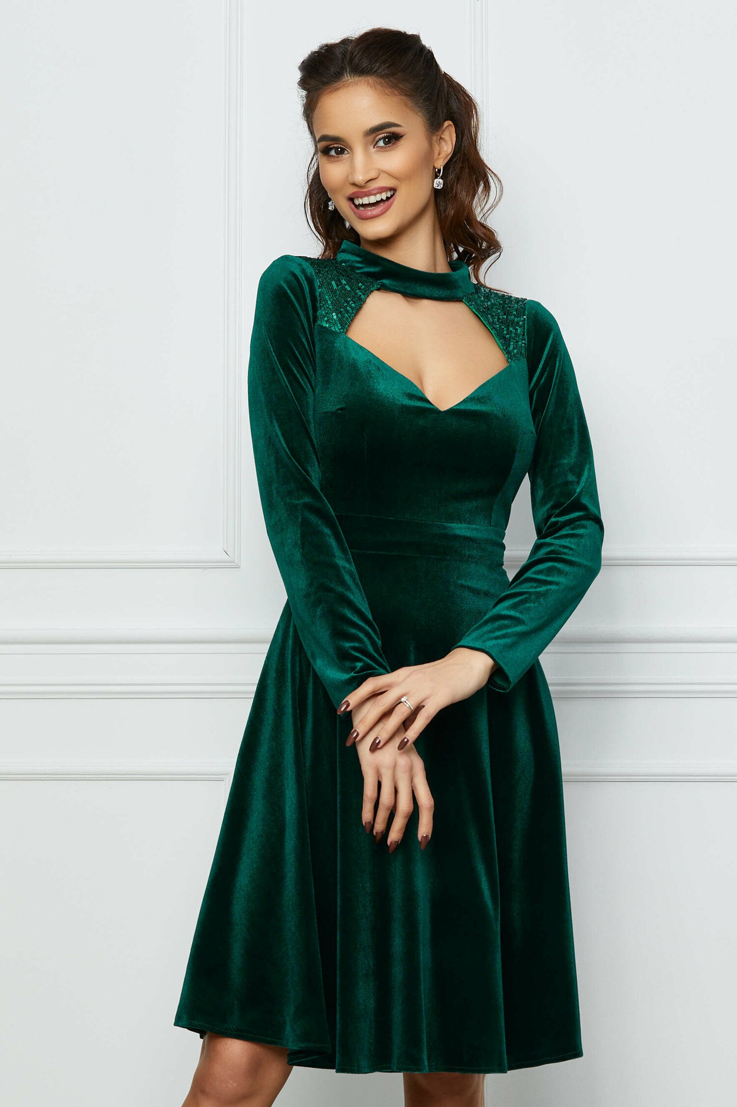 rochie-moze-verde-din-catifea-cu-decupaj-la-decolteu-si-paiete-1121373-906507-4