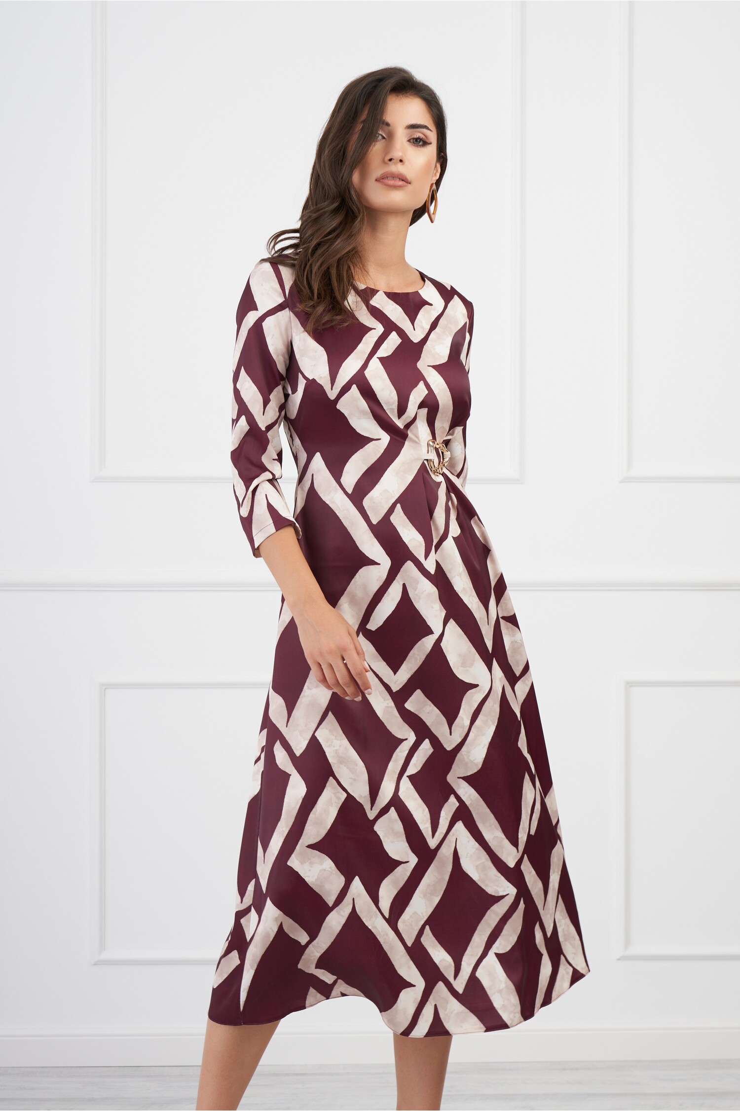 rochie-tania-bordo-cu-imprimeuri-bej-si-aplicatie-in-talie-1315355-1065248-4
