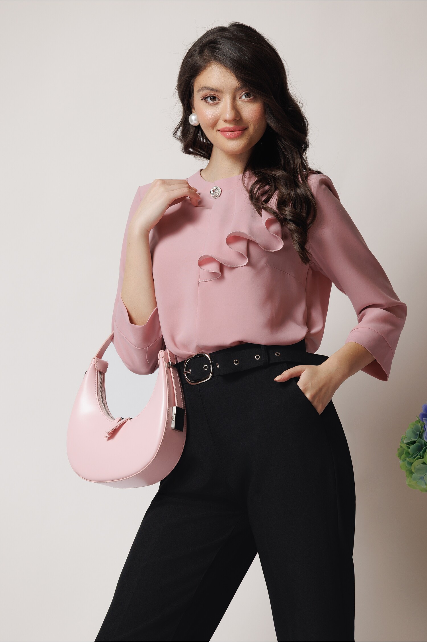 bluza-eleganta-din-viscoza-roz-cu-volan-si-brosa-1361078-1104224-4