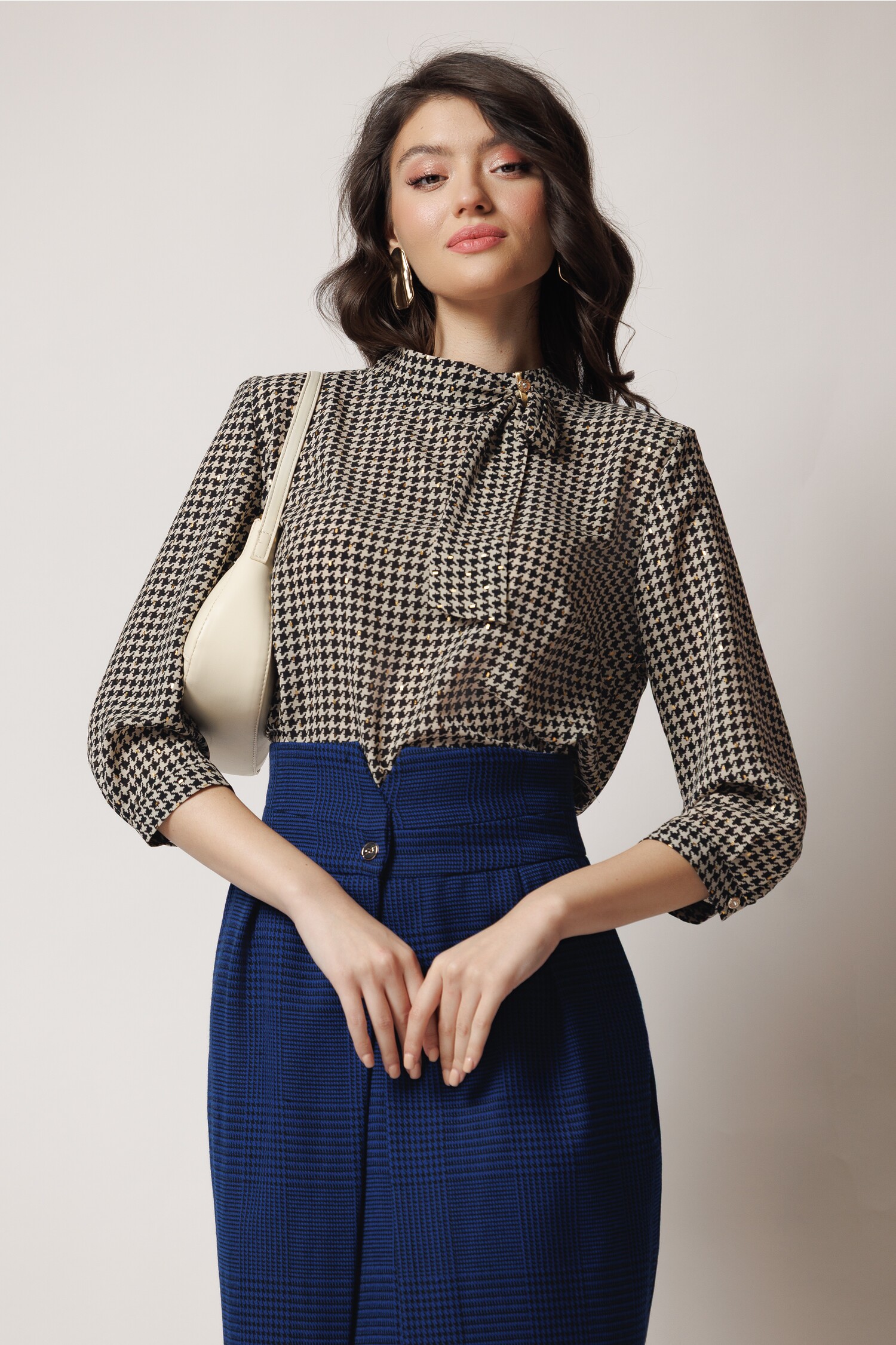 bluza-office-din-viscoza-bej-cu-imprimeu-pepit-si-funda-la-guler-1361456-1104179-4