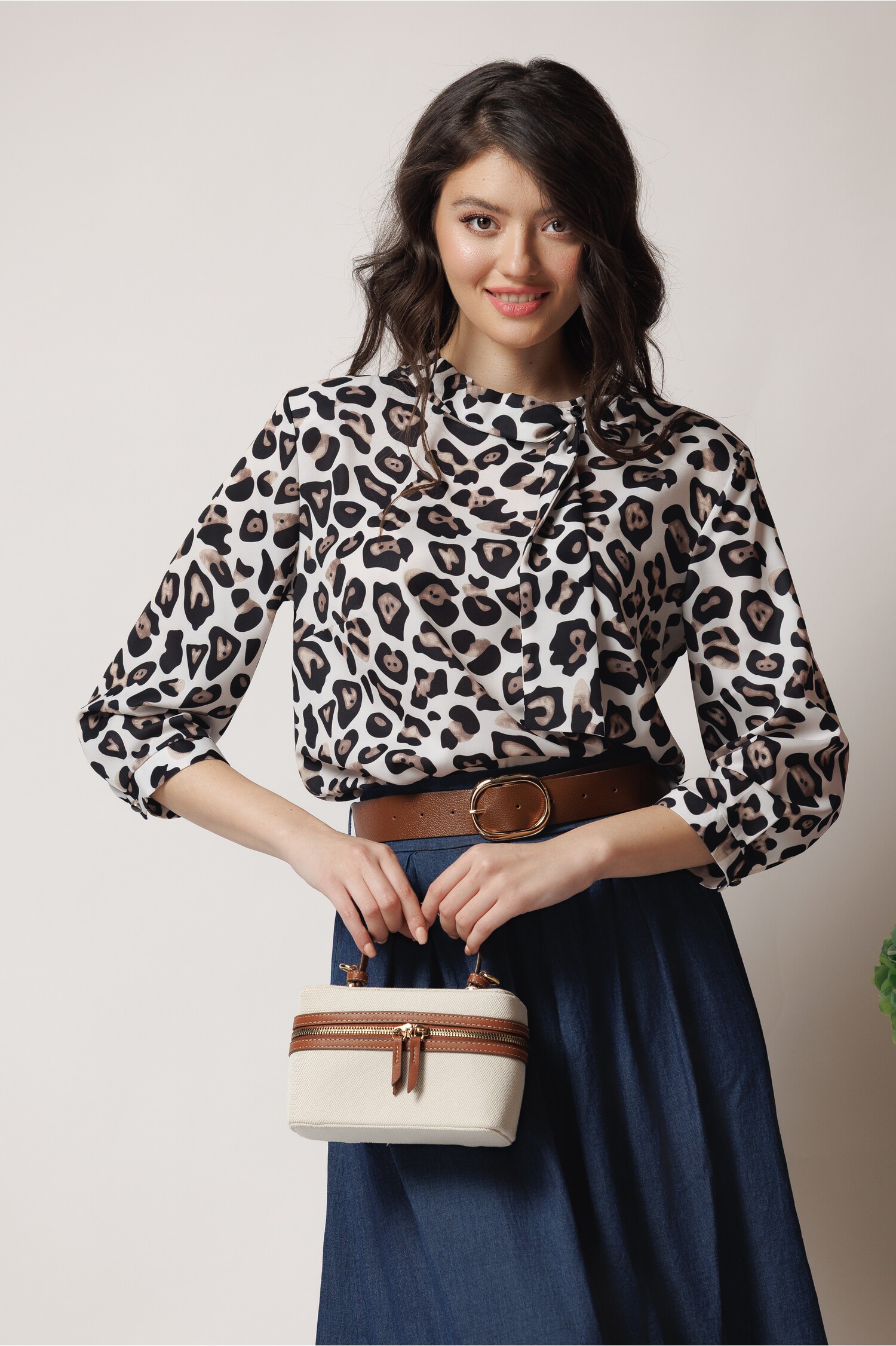 bluza-office-din-viscoza-ivory-cu-animal-print-si-funda-la-guler-1361540-1104260-4