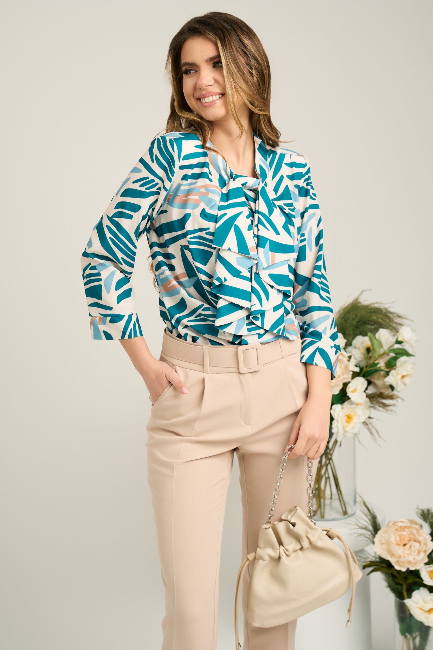 bluza-office-vaporoasa-din-viscoza-alba-cu-imprimeu-verde-si-funda-la-bust-1361141-1102757-4