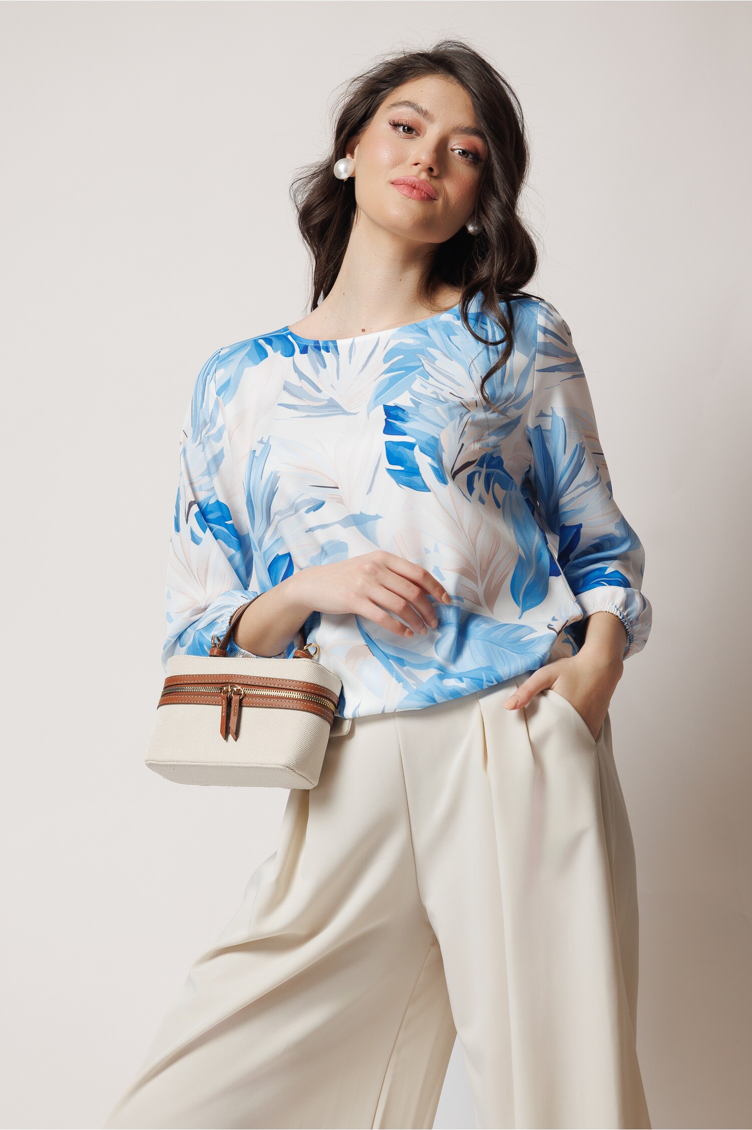bluza-vaporoasa-din-viscoza-alba-cu-frunze-albastre-1361459-1104200-4