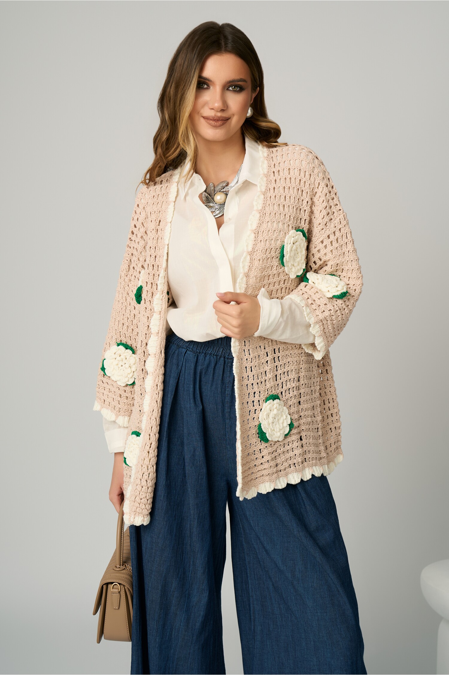 cardigan-casual-din-tricot-bej-cu-flori-albe-3d-1355642-1098014-4