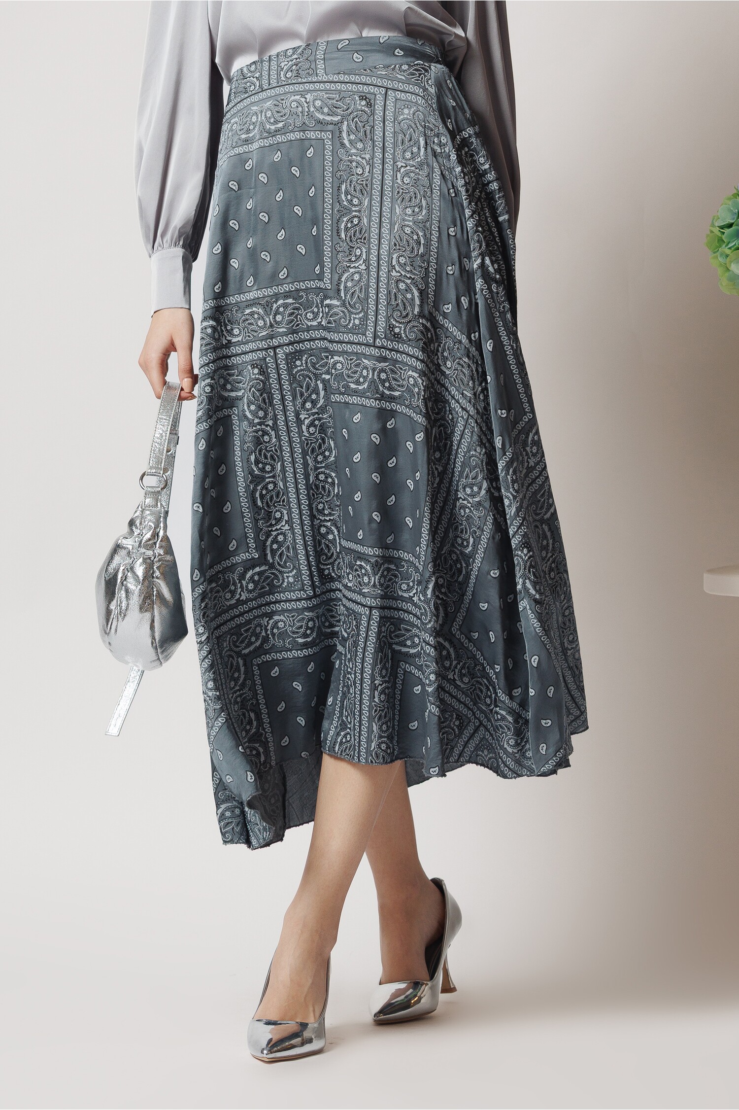 fusta-midi-smart-casual-din-satin-gri-cu-imprimeuri-1364198-1104545-4