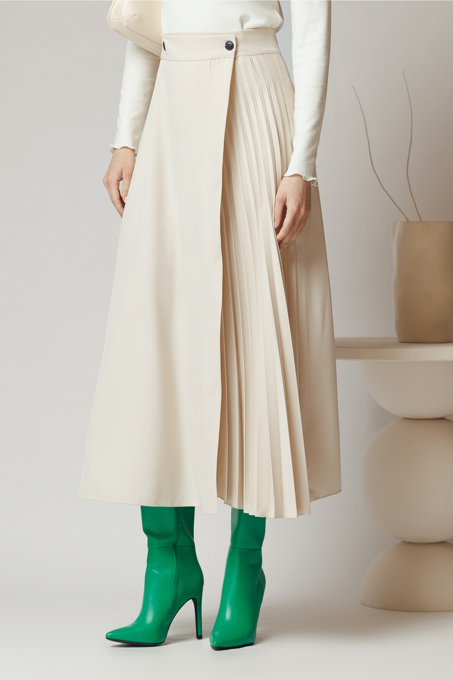 fusta-office-midi-din-stofa-ivory-petrecuta-cu-pliuri-pe-o-parte-1352708-1096448-4