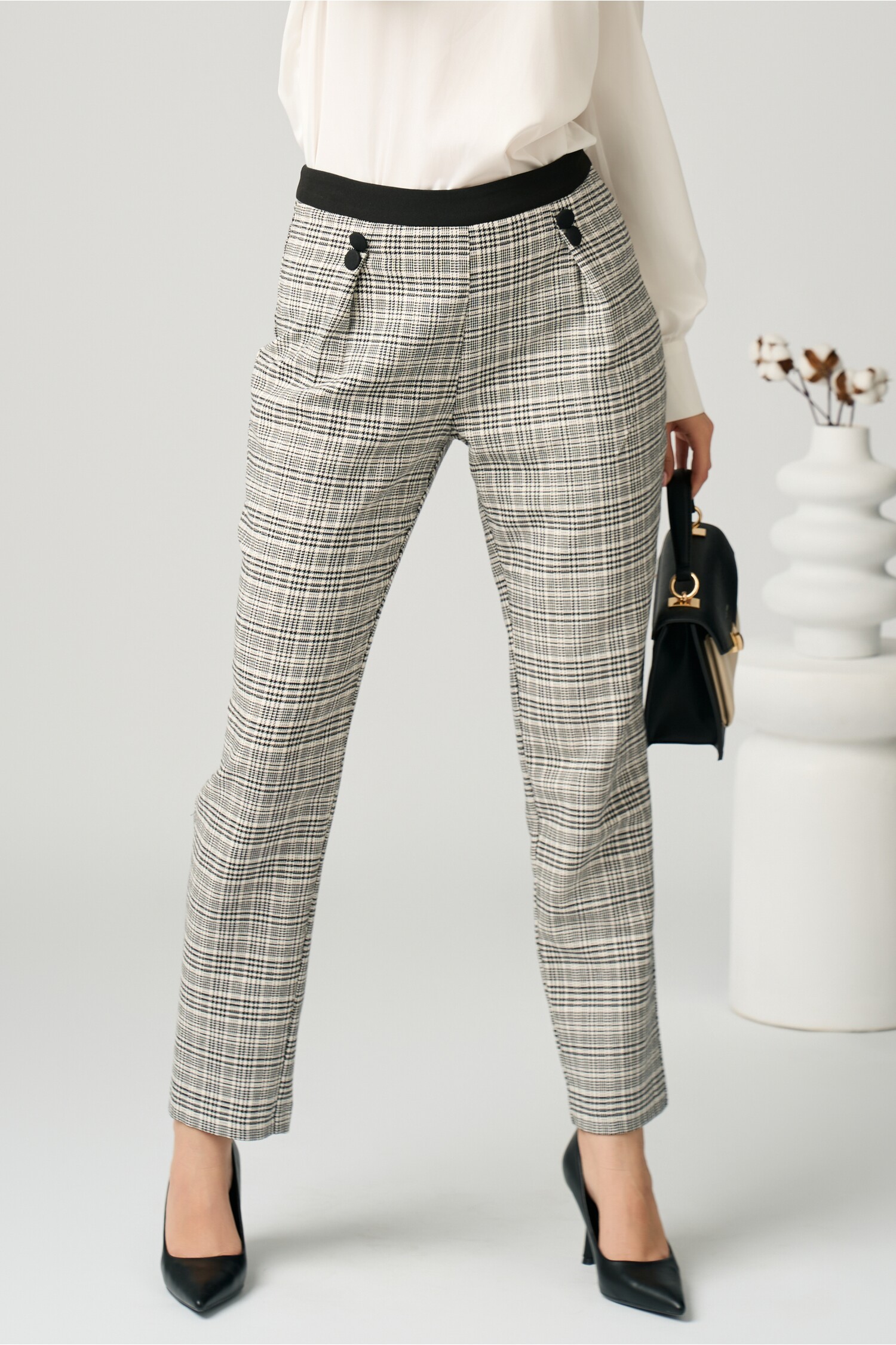 pantaloni-dy-fashion-office-din-stofa-albi-cu-imprimeu-pepit-negru-si-nasturi-pe-talie-1354364-1097558-4