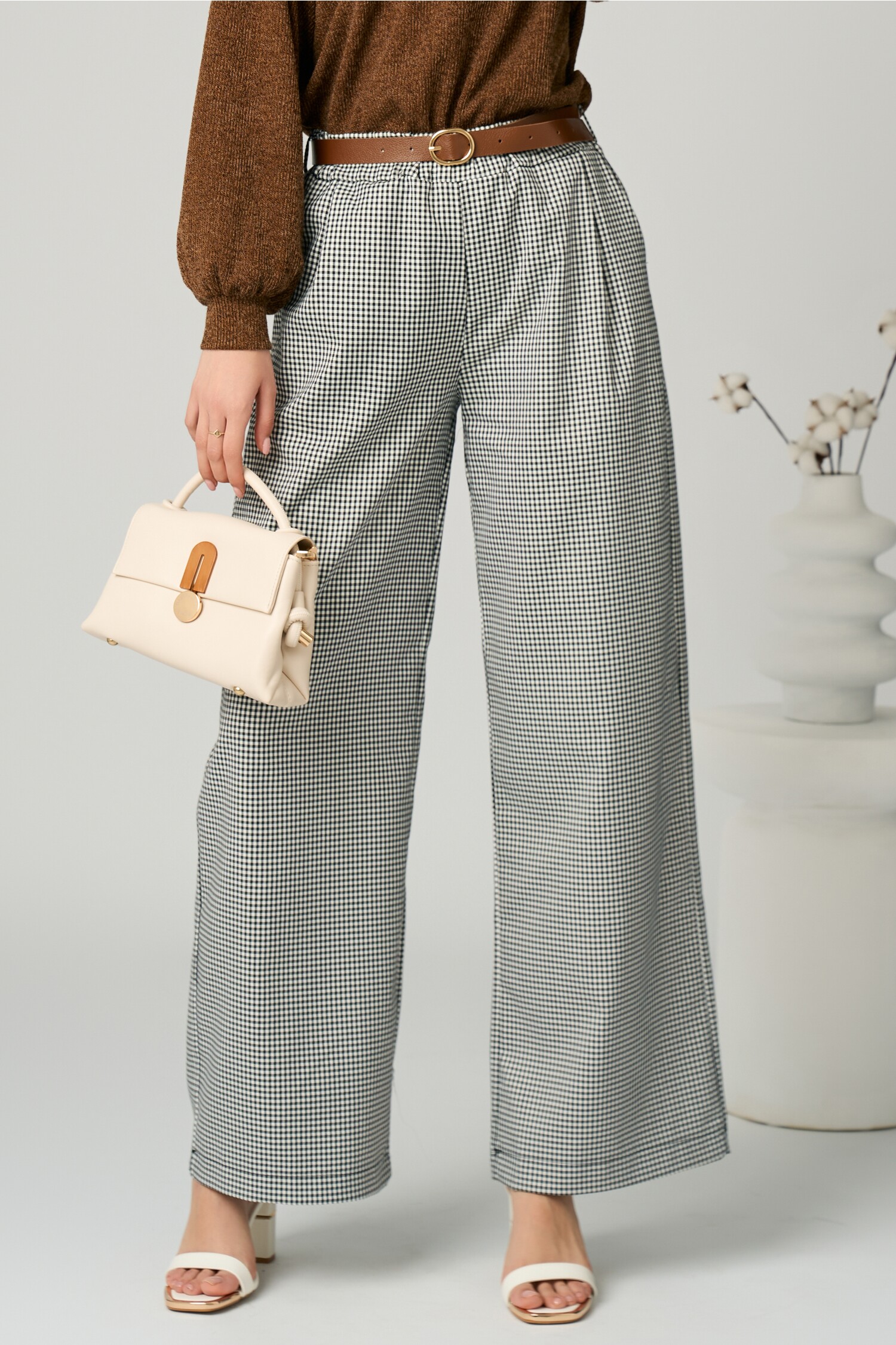 pantaloni-smart-casual-din-stofa-albi-cu-carouri-negri-si-curea-in-talie-1355522-1097885-4