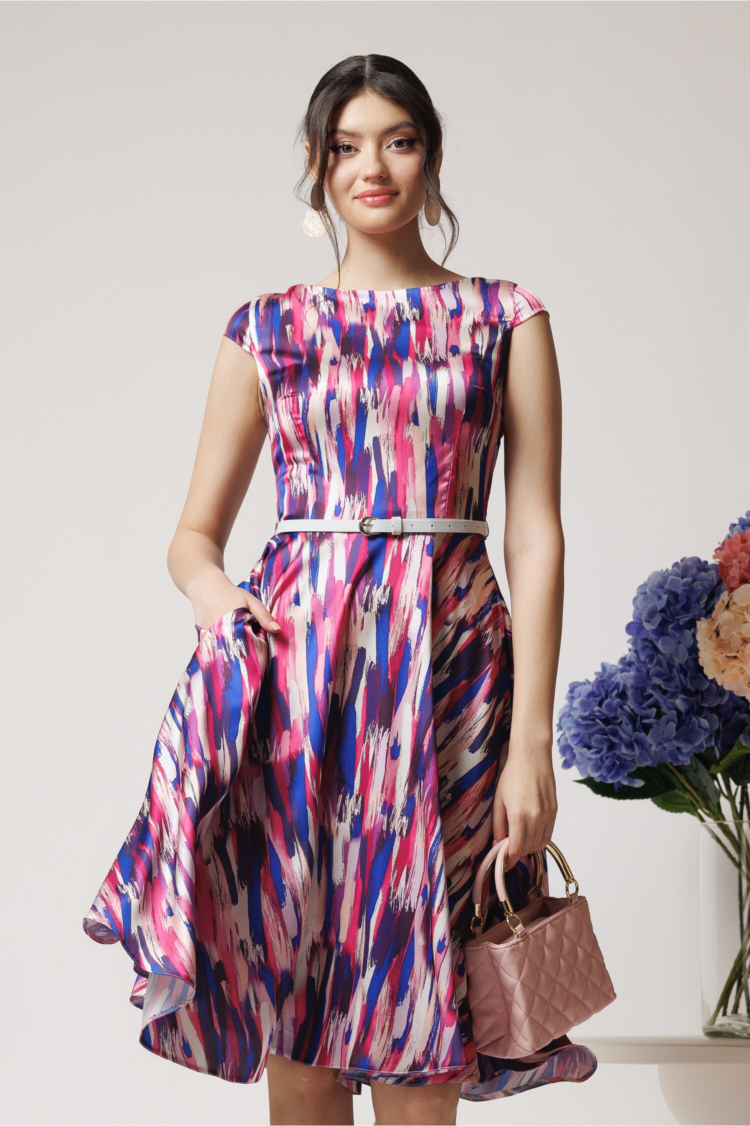 rochie-de-zi-din-satin-cu-imprimeuri-fucsia-si-curea-in-talie-1359677-1100984-4