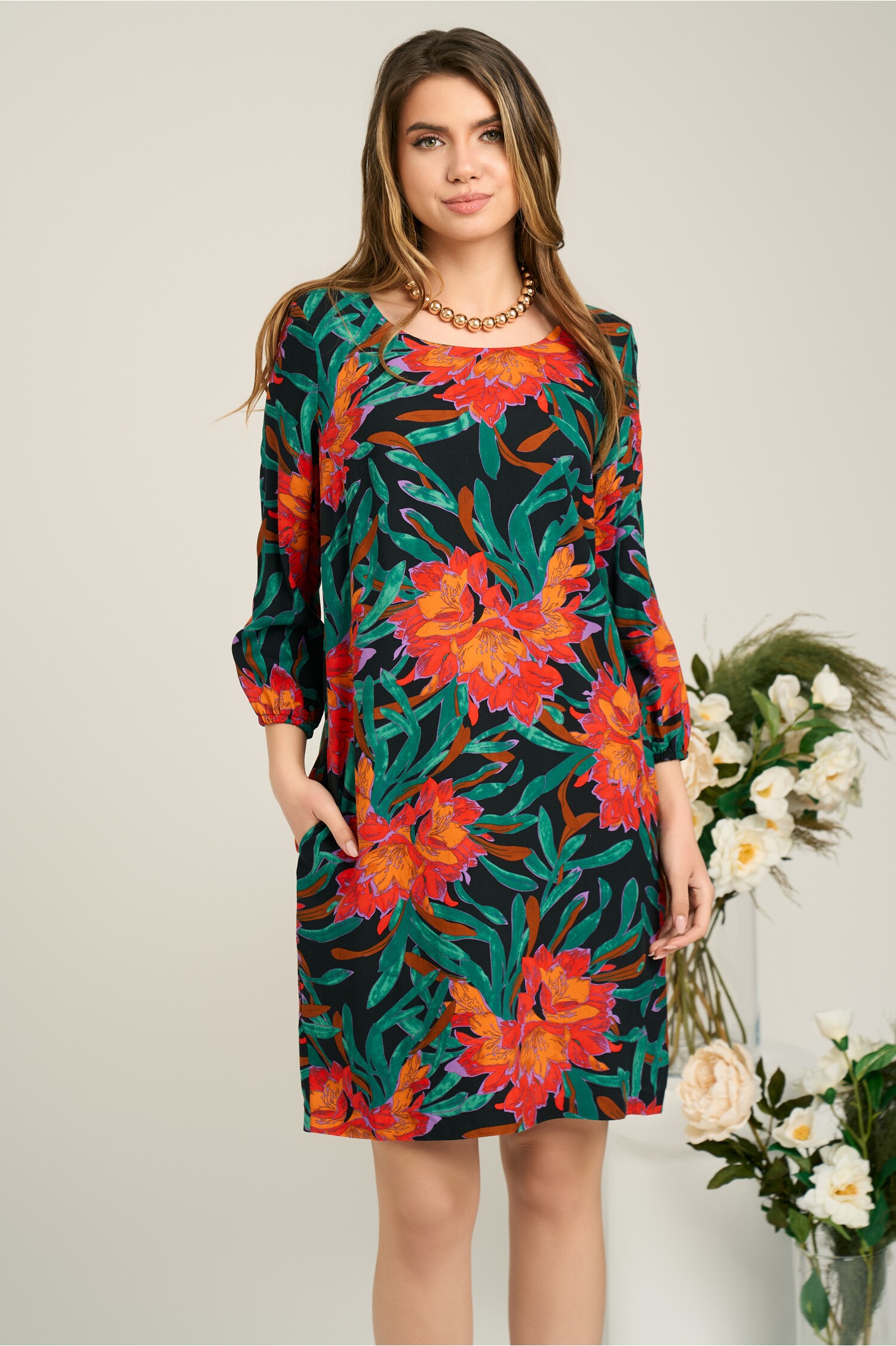 rochie-de-zi-din-viscoza-neagra-cu-imprimeuri-florale-rosii-1278229-1102178-4