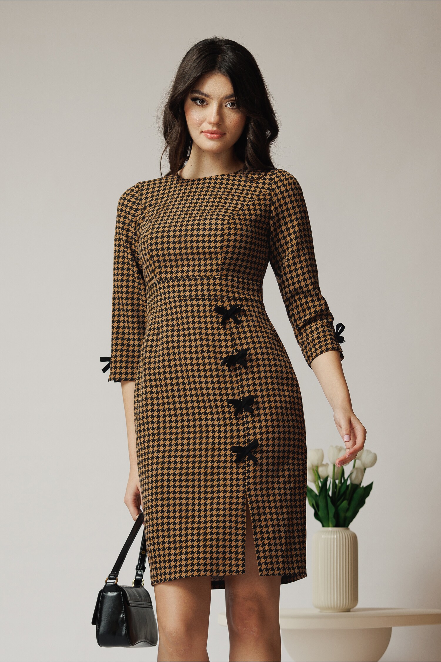 rochie-moze-office-din-stofa-maro-cu-imprimeu-pepit-si-funde-pe-fusta-1358456-1099352-4