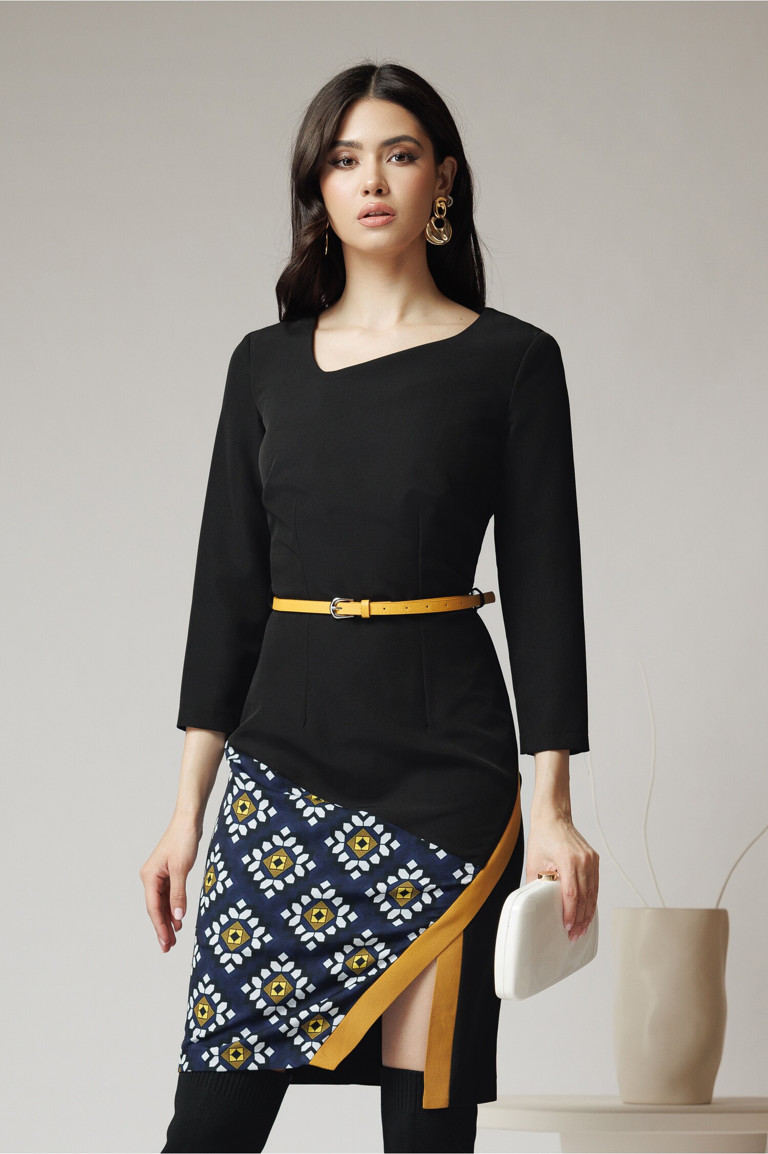 rochie-office-din-stofa-neagra-cu-imprimeu-la-baza-si-curea-in-talie-1353437-1096610-4