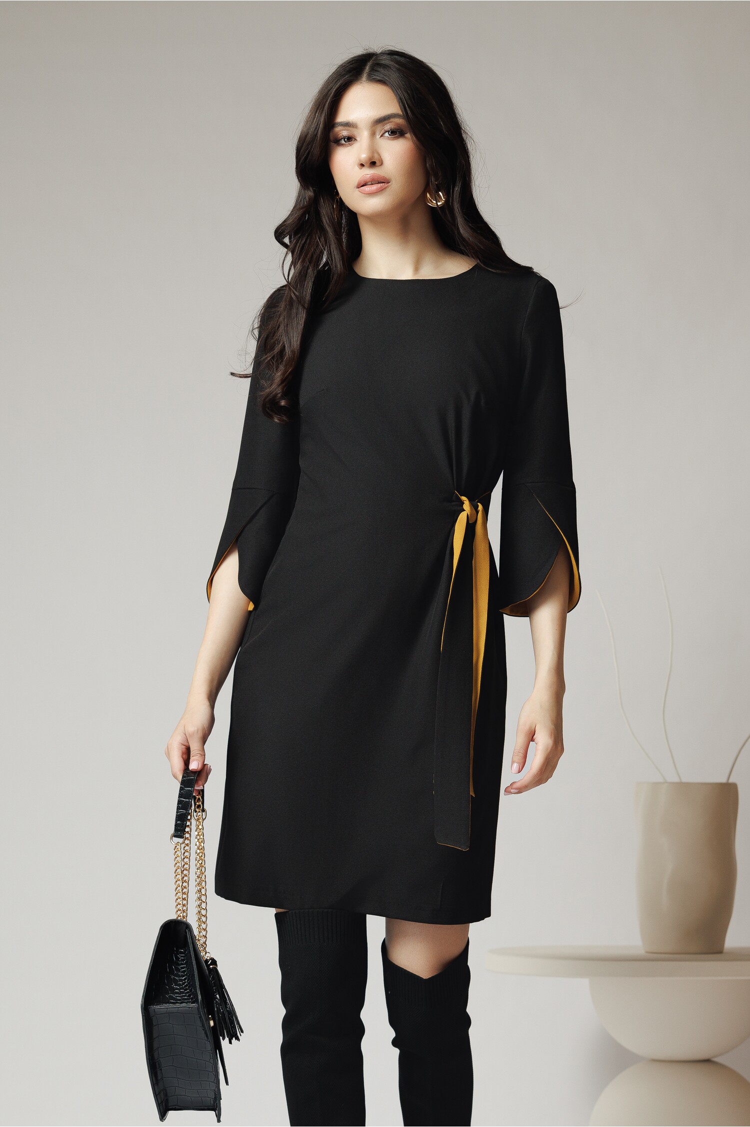 rochie-office-din-stofa-neagra-cu-nod-in-talie-si-detalii-galbene-1353176-1096613-4